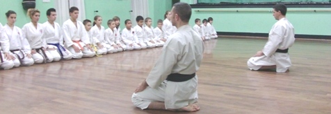 foto ornamentale, rappresentante allievi in palestra disposti in cerchio, eseguono delle flessioni sulle braccia